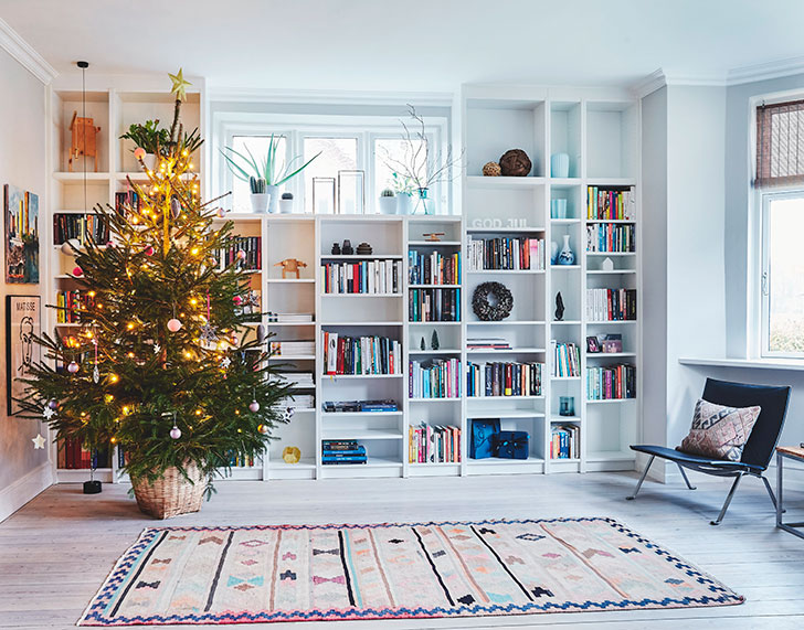 Natural decor and minimum of bright colors: festive Danish home .