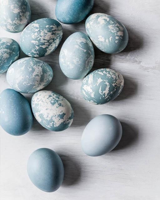 Naturally Dyed & Marbled Blue Easter Eggs | Easter egg dye, Easter .