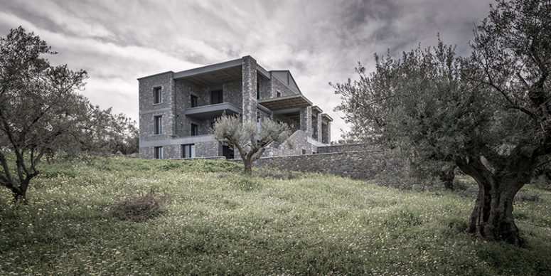 Minimalistiskt grekiskt hus klätt med fristilsmurverk - DigsDi