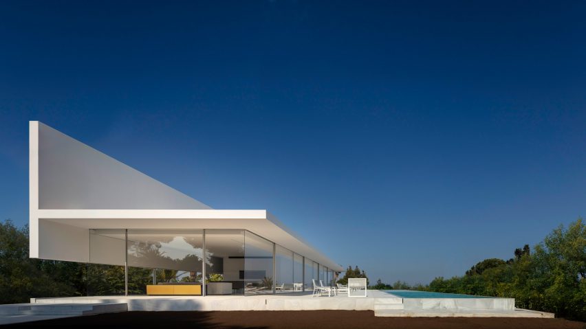 Fran Silvestre Arquitectos builds walkable roof on top of glass hou