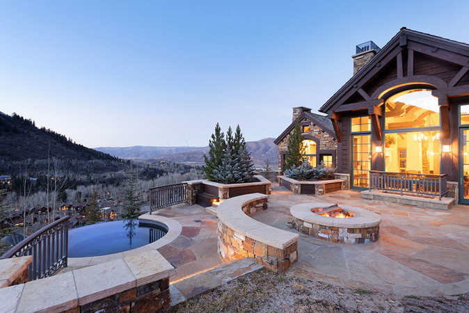 A Warm and Sophisticated Ski Home on the Slopes of Aspen Highlands .