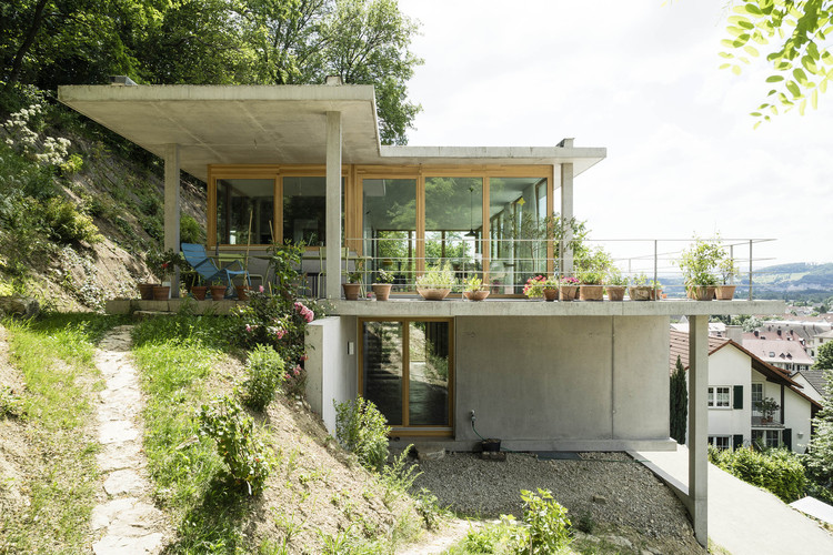 House on a Slope / Gian Salis Architect | ArchDai