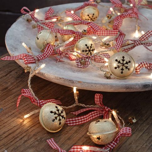 51 Ideas To Use Jingle Bells In Christmas Décor - DigsDi
