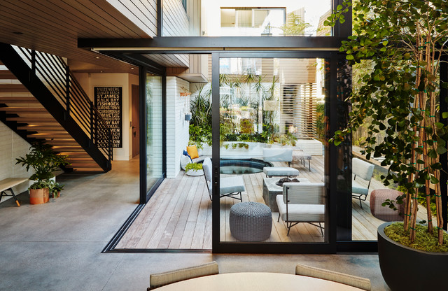Relaxed Courtyard Celebrates Indoor-Outdoor Livi