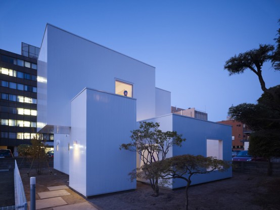Ultra Minimalist House Made Of Boxes in Japan - DigsDi