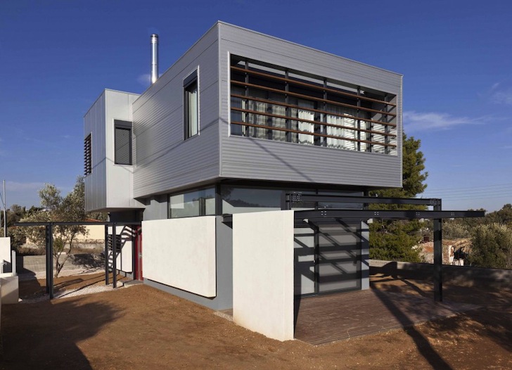 Cantilevered Bioclimatic House Breathes Through its Roof in Gree