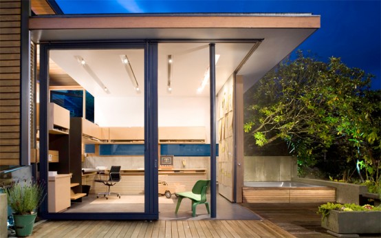 Small Fully Functional Home Office in a Courtyard - DigsDi