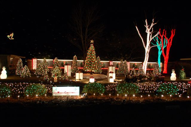 Top 10 Biggest Outdoor Christmas Lights House Decorations - DigsDi
