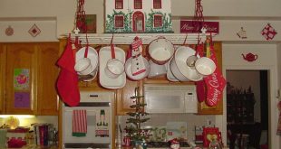 Vintage Red and White Kitchen | Christmas kitchen decor, Vintage .