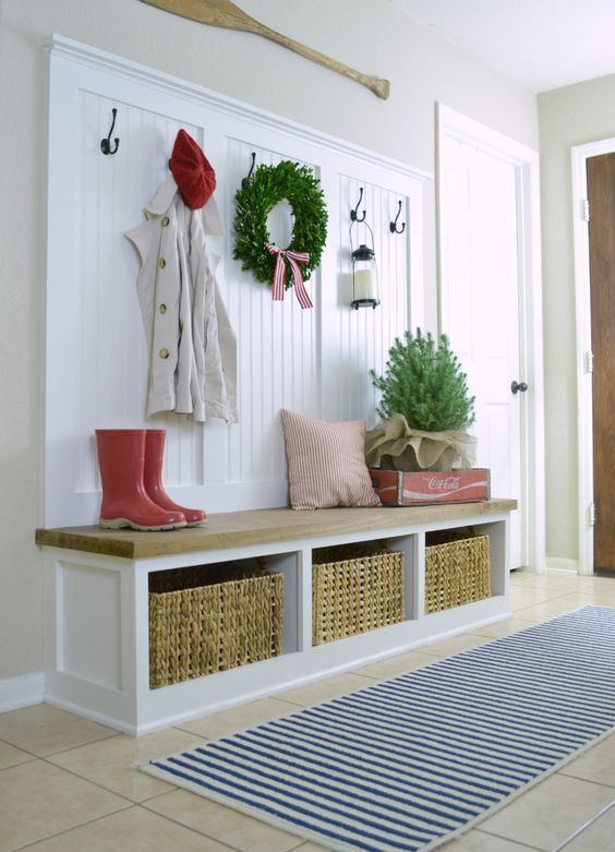 38 Cozy And Inviting Winter Entryway Décor Ideas | Christmas home .