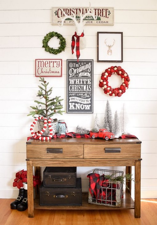 20+ Welcoming and Cozy Christmas Entryway Decoration Ideas .