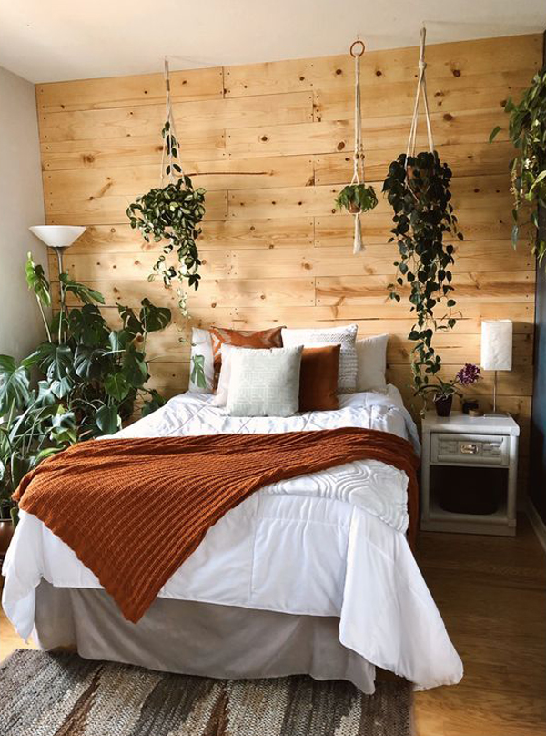 Wooden-accent-wall-bedroom-with-houseplants