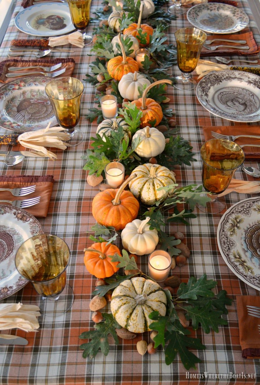 Elegant and Festive Turkey Decorations for Thanksgiving Table