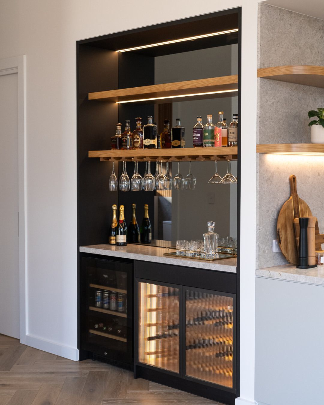 Home Bar Designs Tips for Creating a Stylish and Functional Home Bar for Entertaining