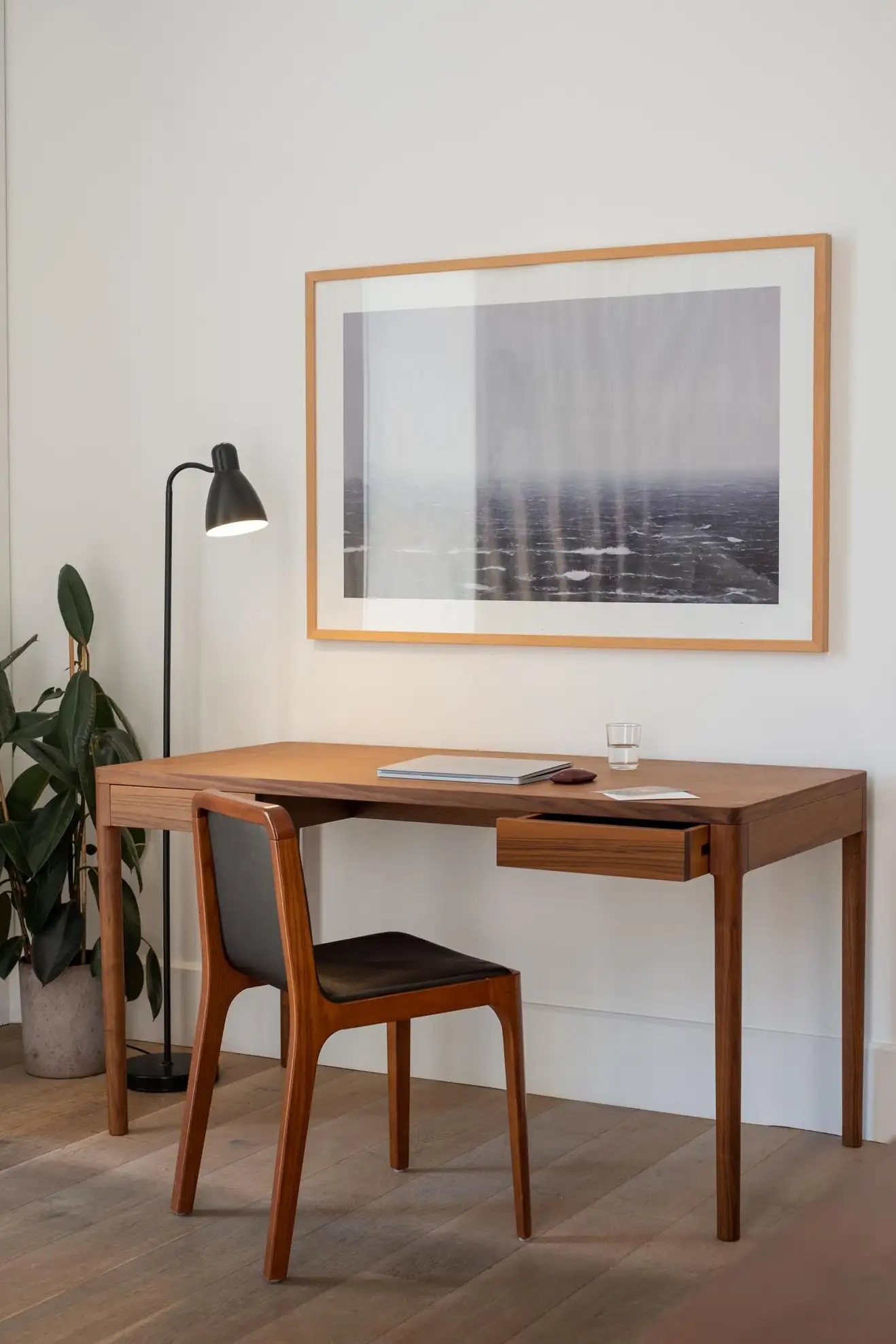 Modern Desk Sleek and Stylish Workstation for Contemporary Spaces