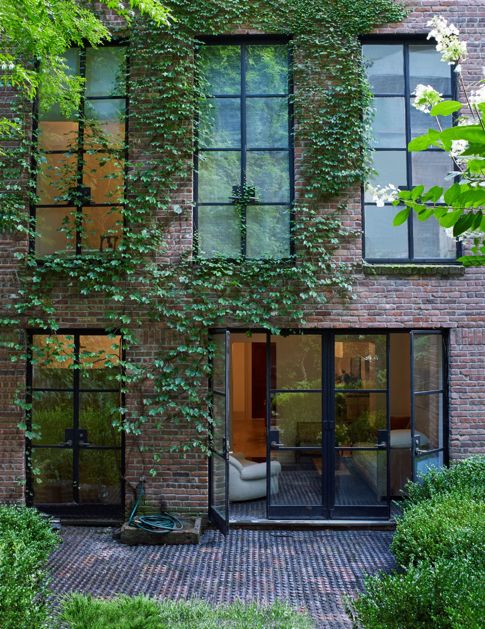 New York Townhouse Tour: A Glimpse Inside a Stunning Urban Residence