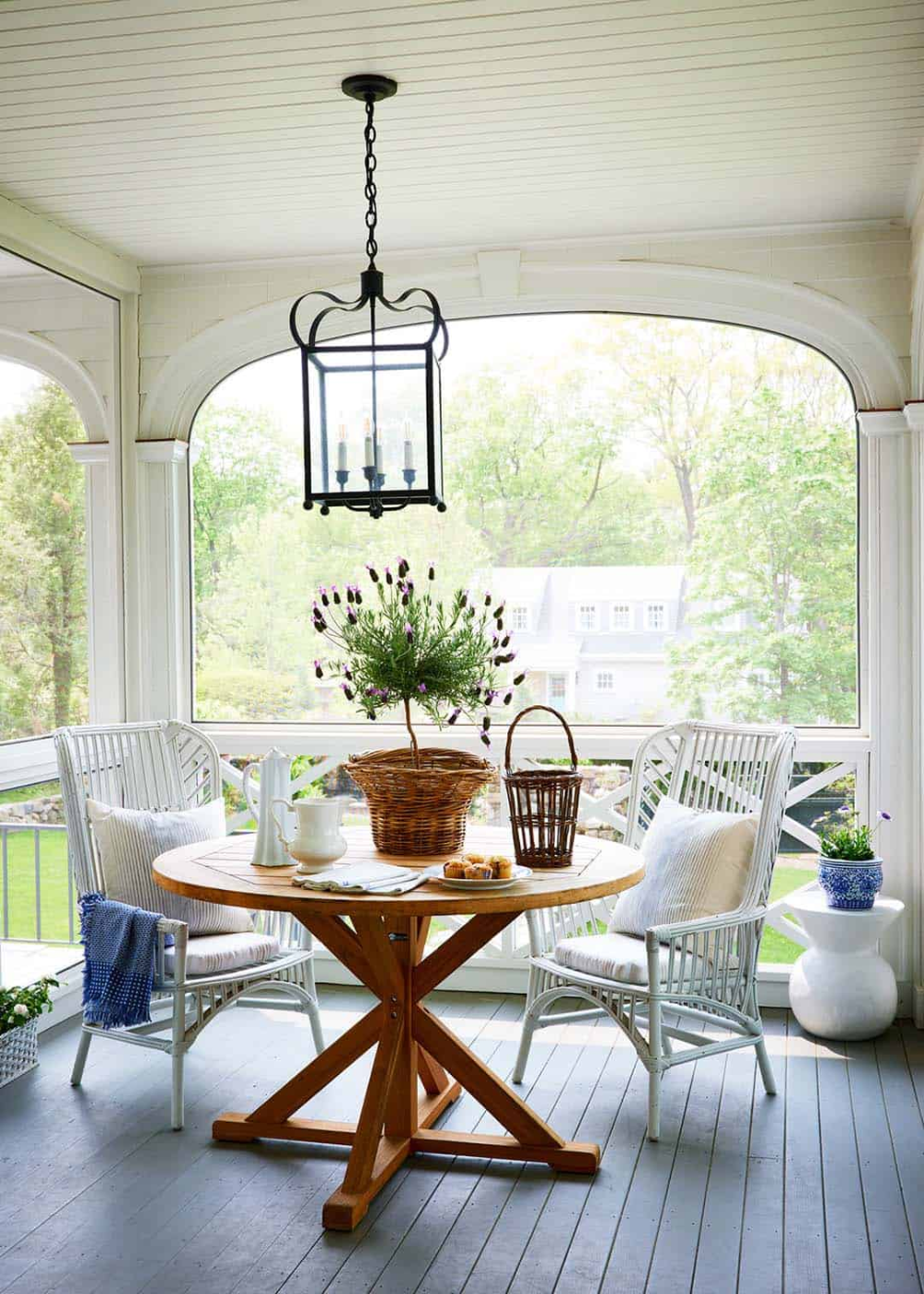 Traditional Coastal Style Kitchen Elegant and Timeless Kitchen Design Inspired by the Coast