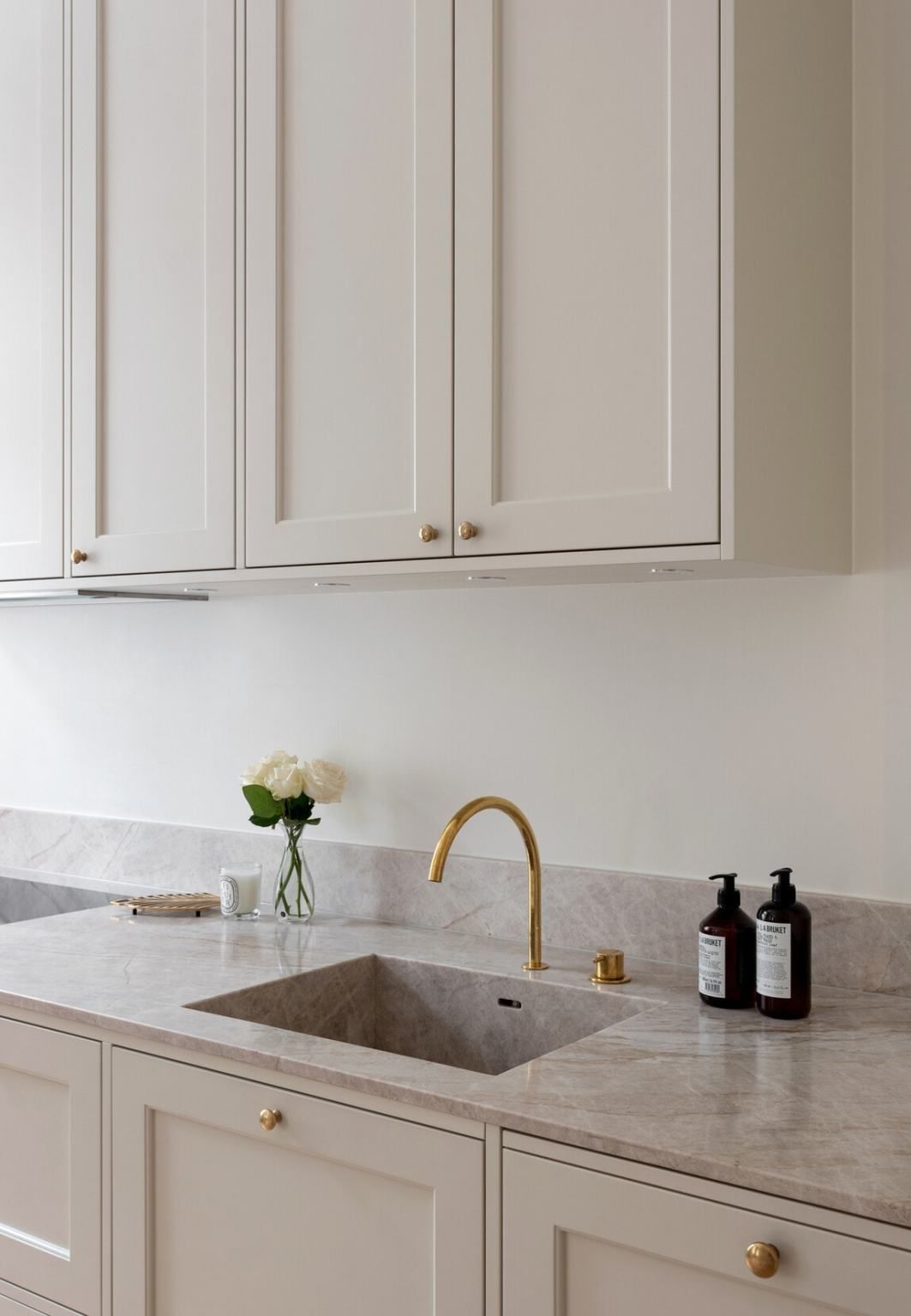 White Kitchen Design Elegant and Timeless Kitchen Décor in White